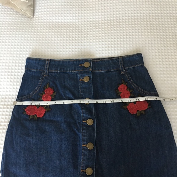 Denim skirt with embroidered flowers - Picture 5 of 6